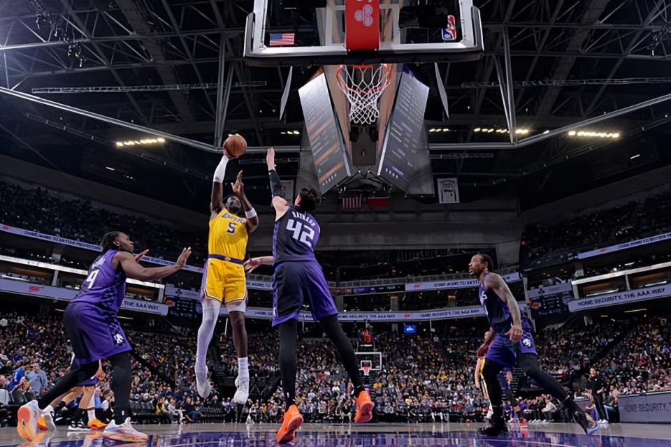 打得太别扭了！湖人内线支柱根本发挥不出自己的全部才能？