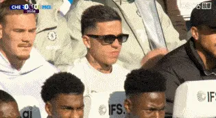 仍在队内停赛中！镜头给到墨镜版恩佐